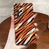 Capa de celular da moda e legal com estampa de tigre em laranja e preto, um estilo popular na Europa e na América, com um design de cores selvagens e contrastantes, e uma capa rígida para o Galaxy S26