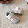 Tênis Feminino 2026 Primavera e Outono Novo Modelo Infantil com Bordado de Cerejinha Sapatos Casuais para Meninas Pequenas com Solas Macias