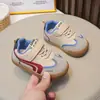 Tênis infantis da moda em blocos de cor, novos modelos de primavera e outono, sapatos macios para bebês com velcro para meninos e meninas, sapatos infantis Forrest Gump