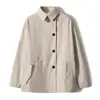 Elegante trench coat com toque de luxo, gola com pedrarias, acinturado, casaco curto feminino na cor cáqui, nova moda feminina para o outono de 2026