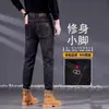 Jeans masculinos de alta qualidade em preto e cinza, calça skinny slim-fit justa com estampa de marca da moda, estilo fino e respirável para o verão de 2026