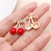 Colgante de Cereza con Pedrería Base Dorada Corazón de Diamante Rojo Encanto de Cereza Accesorios para Pendientes Pulseras Llaveros DIY Venta al por Mayor