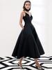 Vestido preto pequeno estilo French Hepburn, retrô, sexy, costas nuas, costura na cintura, drapeado, decote em V, estilo sling