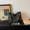 Bolsa Tote Feminina 2026 Retro Nova Versátil Ombro Único Bolsa para o Dia a Dia Celebridade da Internet Nicho Moda Retro Bolsa de Axila