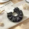 Embalagem em cartão: Scrunchie de seda plissada de alta elasticidade com bordas franzidas, scrunchie pequeno versátil e simples para rabos de cavalo