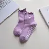 Meias de Yoga em Formato de Coração para Mulheres, Meias de Cano Médio com Pegada Antiderrapante de Silicone, Adequadas para Esportes, Fitness, Pilates, Renda Bordada, Meias de Piso para Mulheres