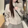 Chamarra de béisbol de moda con cuello alto de tres rayas, prenda exterior corta para mujer, estilo casual deportivo de otoño 2026, top jacket adelgazante