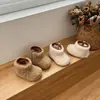 Botas peludas nuevas para niñas, botas de nieve con suelas suaves y diseño engrosado, zapatos para niños pequeños, zapatos de felpa de invierno para niños, zapatos de algodón para bebé