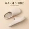 Zapatos de Algodón Impermeables para Mujer Uso en Casa Invierno Suela Suave Zapatillas Antideslizantes Otoño Invierno Calientes Zapatillas de Algodón con Felpa Estilo Masculino Venta al por Mayor