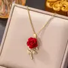 Novo Colar de Trevo de Quatro Folhas Estilo Coreano com Zircônia Microincrustada em Aço Titânio para Mulheres, Banhado a Cobre com Ouro Real, Corrente de Clavícula Tendência