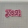 Mismo estilo que Xiaohongshu Sí letra plástico accesorios DIY funda de teléfono Crocs pinza para el pelo pegatinas creativas para refrigerador accesorios