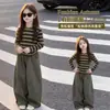 Conjunto Casual de Otoño para Niñas: Conjunto de Dos Piezas para Niñas: Camiseta de Manga Larga con Rayas Otoñales y Pantalones Cargo Holgados de Pierna Ancha