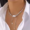 Cadena de Clavícula Imitación Perla Retro Versátil de Gama Alta Personalizable Estilo Lujo Accesible Patrón Geométrico Colgante de Disco Collar para Apilar