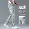 Jeans de hombre de alta gama, color claro, corte slim, pantalones casuales de pierna recta finos de verano, nuevos y modernos, estilo vintage, para hombre 2026