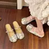 Mules com Laço de Strass Estilo Francês para Mulheres, Uso Externo, Novo Modelo Verão 2026, Sandálias Versáteis de Tira Única com Bico Quadrado