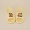 Pantuflas Antideslizantes de Suela Gruesa para Interiores para Mujer 2025 Nuevas Pantuflas de Baño con Sensación EVA Oso Lindo Antideslizantes para el Hogar