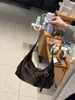 Fabricante de bolsas femininas de couro genuíno em Guangzhou, bolsa de ombro para o dia a dia em couro bovino de primeira camada, suporta personalização OEM, bolsas femininas em estoque para atacado