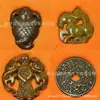 Colgantes de talla de jade Xiu al por mayor en varios estilos: Sapo Dorado, Colgante de Jade con Forma Humana, Hebilla de Paz con Patrón de Nube, Adornos Colgantes de Jade