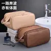 Elegante y práctica bolsa de aseo para hombre para viajes de negocios, con compartimentos multifuncionales, material impermeable y un asa conveniente para facilitar su transporte.
