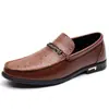Sapatos casuais de couro para homens, estilo slip-on, sola macia, duráveis, design retrô, mocassins da moda, disponíveis em tamanhos grandes, sapatos masculinos de cano baixo