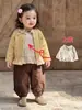 Conjunto de Outono de Três Peças para Meninas Jaqueta Estilo Retro Coreano para Menininhas Conjunto de Calças Estiloso com Base de Bolinhas