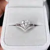 Anillo de Corona de Lujo Huitan para el Día de San Valentín Nuevo Anillo de Amor en Forma de V Microincrustado Transmisión en Vivo de Celebridad de Internet Douyin Kuaishou