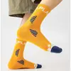 Meias esportivas masculinas estilo primavera e outono, duráveis, resistentes ao desgaste e antibacterianas, adequadas para adolescentes, meias de corrida com absorção de choque e características antiderrapantes, e sola de tecido felpudo, ideais para basquete
