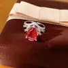 Anillo abierto en forma de lágrima con incrustaciones de circonita, sensación de nicho de alta gama, exquisito y único, joyería exagerada estilo palacio al por mayor