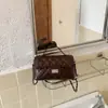 Bolso bandolera de cadena bordado con patrón de rombos, un nuevo y moderno diseño 2026, versátil y chic, un bolso de mano cuadrado pequeño delicado y moderno
