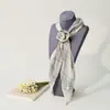 Bufanda de gasa con forma de diamante para mujer, estilo coreano, estampado a cuadros, bufanda larga para el cuello con hebilla de bufanda de flor de rosa tridimensional, cinta elegante