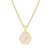 Collar con letras hexagonales de concha rosa de acero inoxidable europeo y americano para mujer, cadena de clavícula de titanio con letras inglesas doradas y borde cruzado.