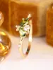 Anel Retro Verde Oliva Gota d'Água Zircônia Estilo Mori Nicho Temperamento Luxo Leve Cor Dourada Color Blocking Pavimentado com Pequenos Diamantes Anel Feminino