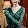 Camiseta básica de encaje jacquard a cuadros flocado para mujer, corte ajustado, Otoño 2023 Nuevo, cuello en V, plisada, adelgazante, estilo occidental, camisa pequeña
