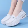 Zapatos de enfermera de verano en stock para mujer, con amortiguación de aire, suela suave, antideslizantes, suela gruesa, ahuecados, transpirables, cómodos zapatos de trabajo médicos