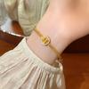 Pulsera Dorada Geométrica Cuadrada Incrustada con Diamantes para Mujer, Nuevo Modelo 2026, Pulsera Exquisita de Lujo Ligero de Nicho, Joyería Elegante para la Mano
