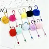 Llavero de Escalada con Pompones Hecho a Mano Llavero Creativo con Cuentas Llavero Lindo de Cuentas Hebilla de Aluminio Multicolor Colgante Adorno para Mochila de Estudiante