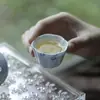 Taza de Té Pequeña Azul Pintada a Mano con Margaritas y Begonias Estilo Dinastías Tang y Song, Juego de Té Kung Fu, Taza de Té para el Hogar Color Cerámico Bajo Esmalte