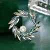 Broche de Corona Elegante y Sencillo, Broche de Cristal de Diseño Nicho de Alta Gama para Mujer, Accesorios Versátiles de Traje Broche Retro