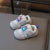 Sapatos Casuais Infantis para Bebês 2025 Sandálias de Verão para Bebês Sola Macia Antiderrapante Sapatinhos para Bebês Iniciantes Sapatos Individuais da Moda