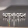 Anillo de Onda Simple Curva con Diamante HuaJie, Anillo Delgado Apilable de Circonita Brillante para Mujeres, Accesorio Exquisito para Hacer que tus Manos luzcan Delgadas