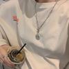 Collar de moda estilo hip hop para mujer, estilo frío, con diseño de nicho de circonita de color de alta calidad y cruz de acero de titanio dulce y fresco.