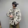 Camisa de manga larga estampada de moda estilo Hong Kong para hombre de otoño, camisa casual versátil y única con graffiti para hombres jóvenes