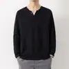 Camiseta Casual de Moda Versátil Masculina Nova para Primavera e Outono 2026 com Forro de Lã e Camiseta de Manga Longa Espessa Falsa de Duas Peças com Decote V