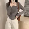 Camiseta feminina de gola quadrada, ombros retos e mangas compridas em veludo alemão para outono e inverno, com um design único, cintura franzida e uma base de camisa curta moderna