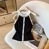 Chaleco de punto de alta gama estilo Chanel con bloques de color, cuello halter y pedrería para mujer, Verano 2025, Hebilla dorada, Blusa sexy sin hombros