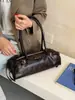 Bolsa de couro encerado de nicho coreana para mulheres, novo modelo 2026, toque de alta qualidade, bolsa baguette de ombro estilosa e moderna estilo biker