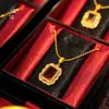 El Mismo Estilo que el Collar, Aretes y Anillo de Cubos de Azúcar de Colores Chapados en Oro Incrustados con Diamantes de la Tienda Puzuo Gold, con un Diseño de Lujo Ligero de Alta Gama