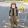 Conjunto de três peças estilo coreano para meninas com colete com acabamento, coleção primavera/outono, nova moda 2026, conjunto estiloso para meninas pequenas