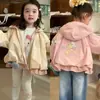 Novas roupas de primavera para crianças 2026: jaquetas fofas versáteis estilosas e da moda estilo coreano para meninas
