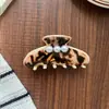 Presilha de cabelo elegante em acetato estilo coreano com pérolas, presilha tubarão de casco de tartaruga de alta qualidade para a parte de trás da cabeça, acessório de cabelo de pinça de nicho de luxo leve para mulheres